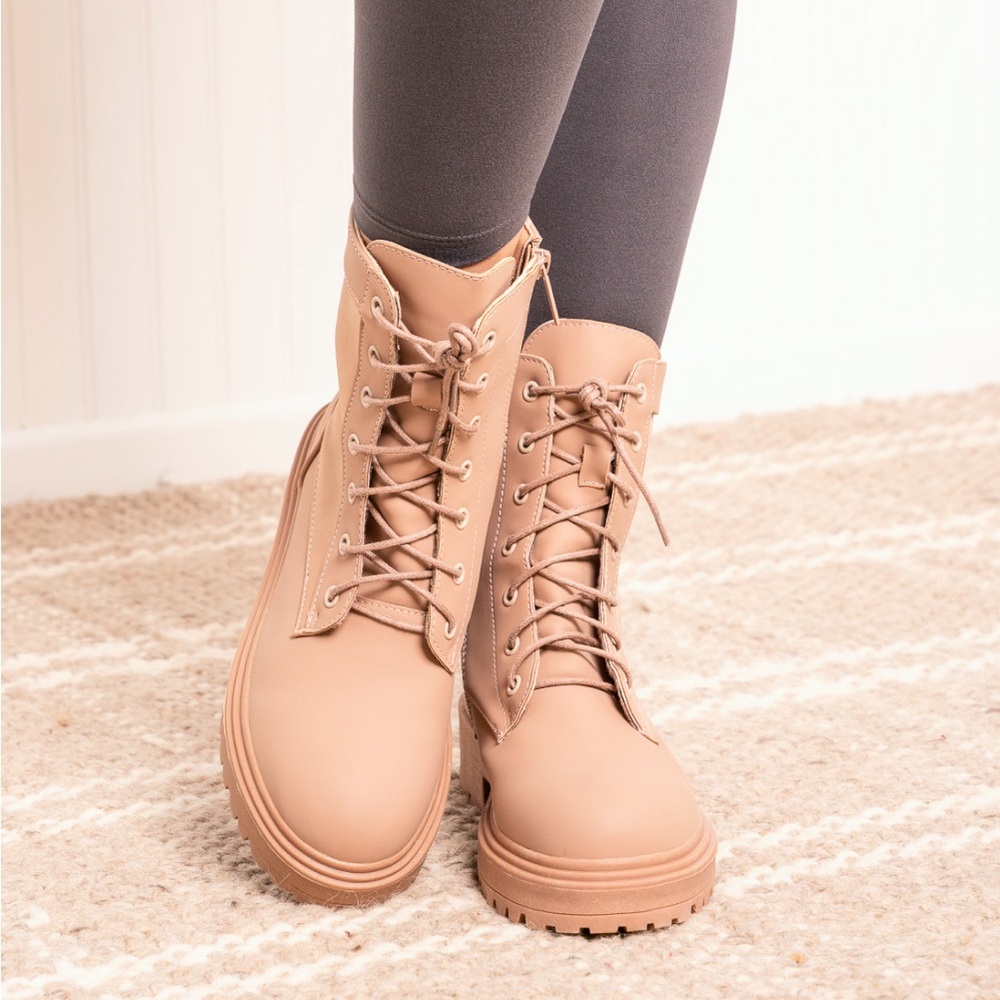 Grunge Lace Up Round Toe Boots - Picture 9 of 9